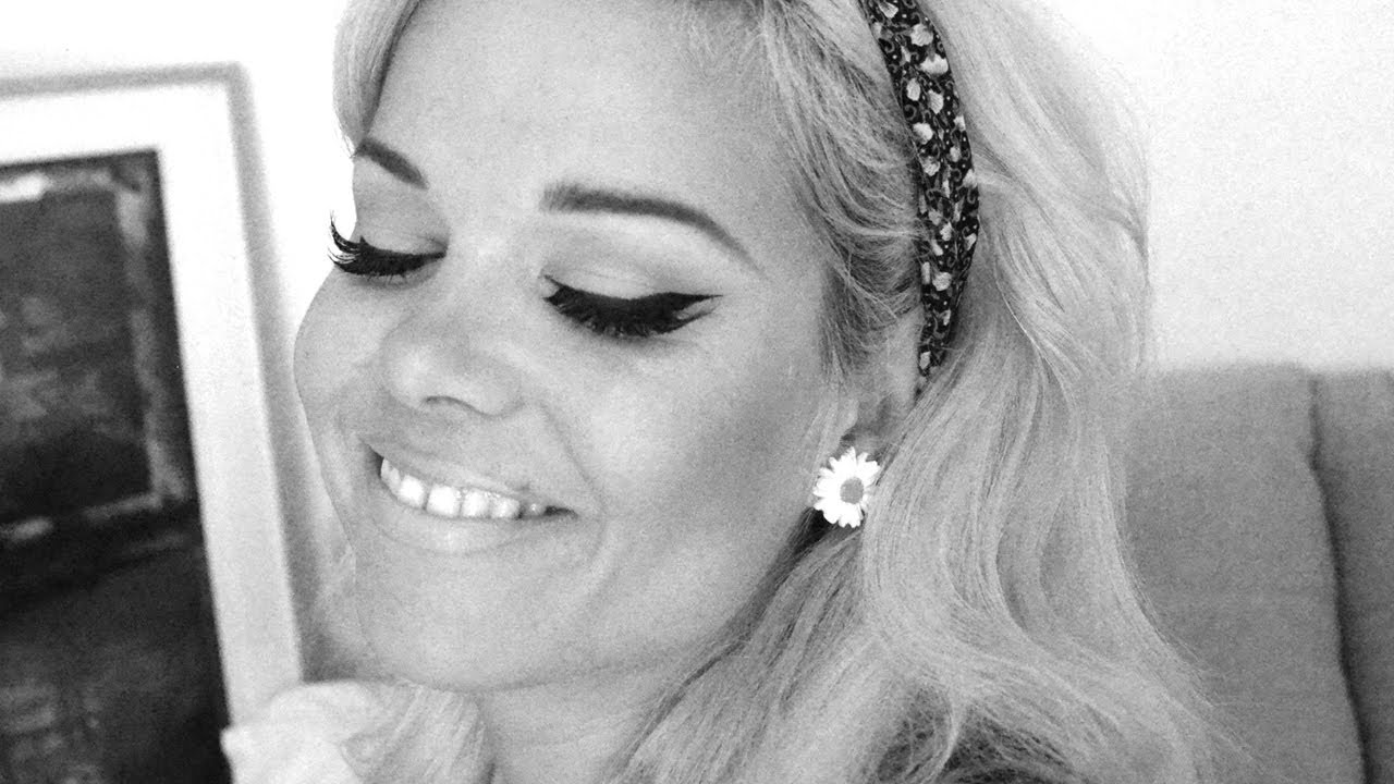 Blondes: Iconic Makeup - The Guess ads girl