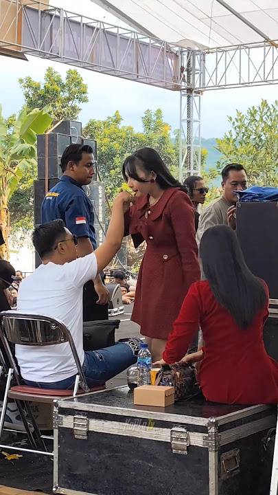 PENONTON HEBOH ERSA CIUM TANGAN GERRY