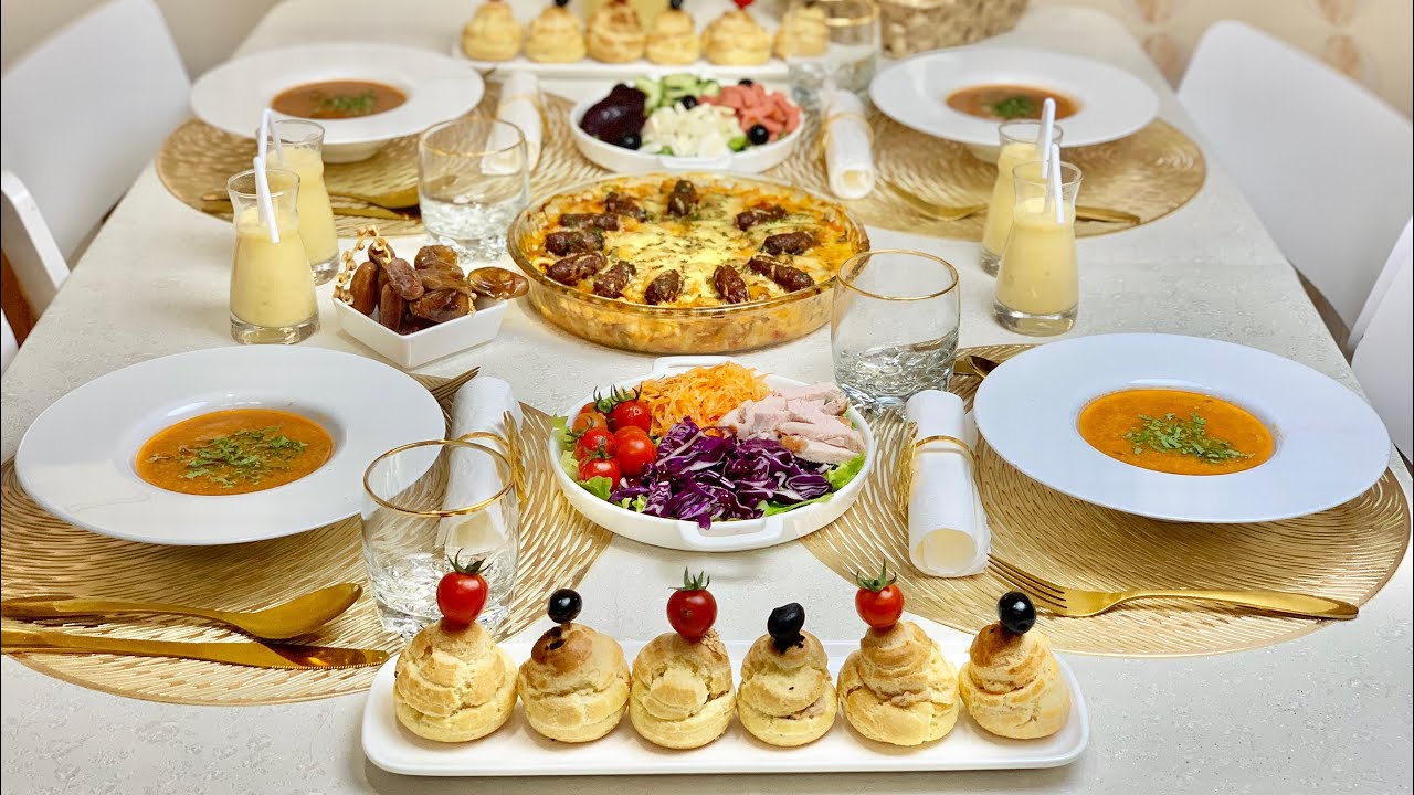 طاولة اليوم 13 🌙 قراتان بدون قطرة زيت 👌🏼 لي شو صالي بحشو بزااف بنين 🤤 عصير الفواكه ..