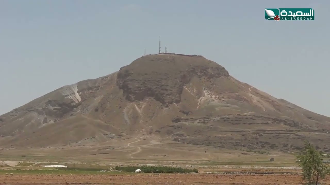 بخار ماء كبريتي يقصده الناس للاستشفاء بجبل اللسي البركاني في ذمار