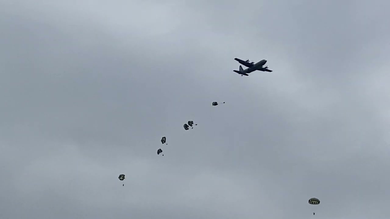 横田基地日米友好祭フレンドシップ･フェスティバル2024米空軍C-12Jヒューロン（輸送機）UH-1Nヒューイ（汎用ヘリコプター）地上展示2024年5月19日