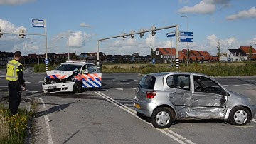 Politieauto botst op weg naar spoedmelding