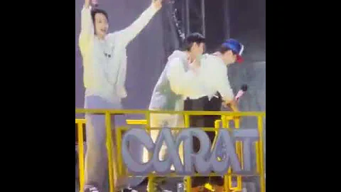 MINGHAO saving SEUNGKWAN from falling | 2022 SVT 6TH FAN MEETING 'SEVENTEEN in CARAT LAND'- 1° Day