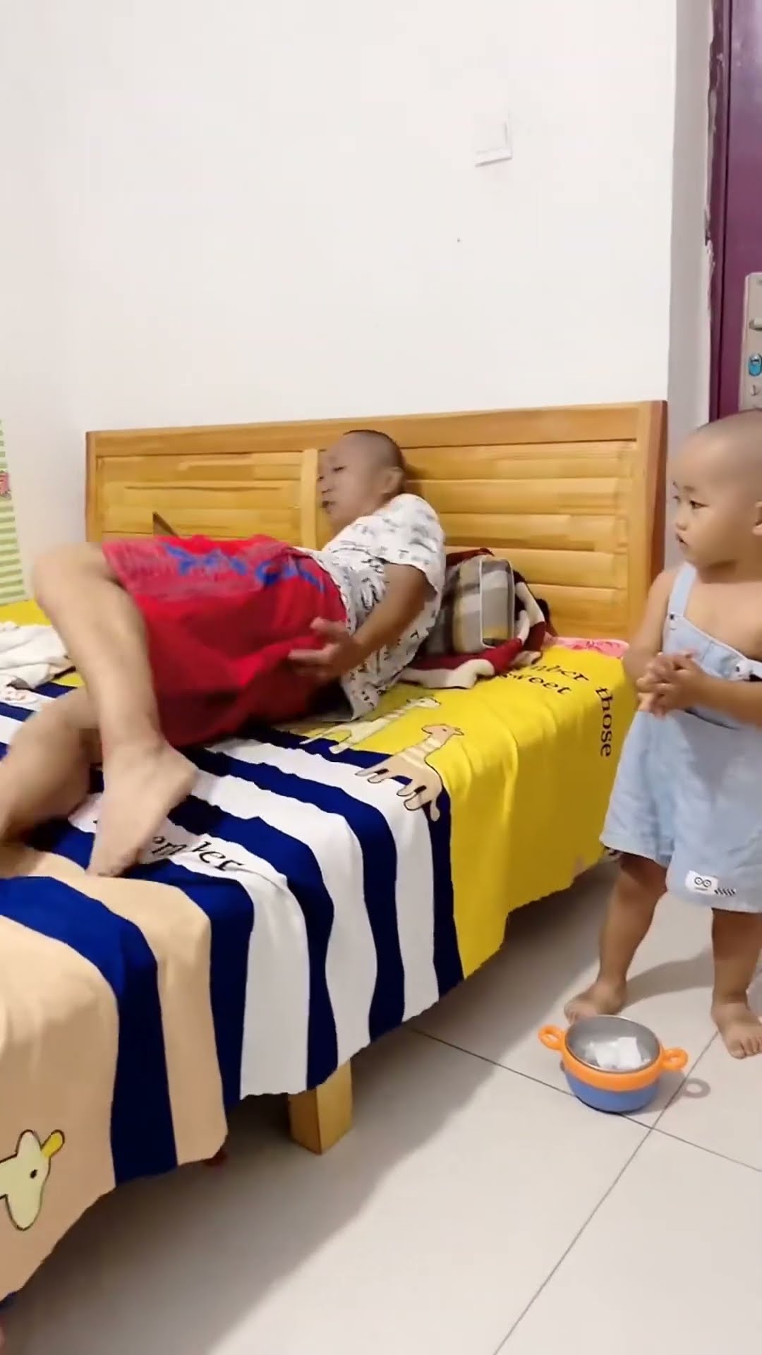 谁家孩子小时候不调皮，米宝又开始捉弄爸爸了！#Cute baby#Cute#呆萌小米宝#聪明宝宝#萌娃