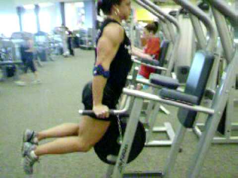 Toni West weighted dips with 45# plate.MOV