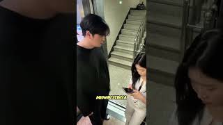 Dikira Bakal Di Apa-Apain , Eh Ternyata Cuma Mau Tekan Tombol Lift!