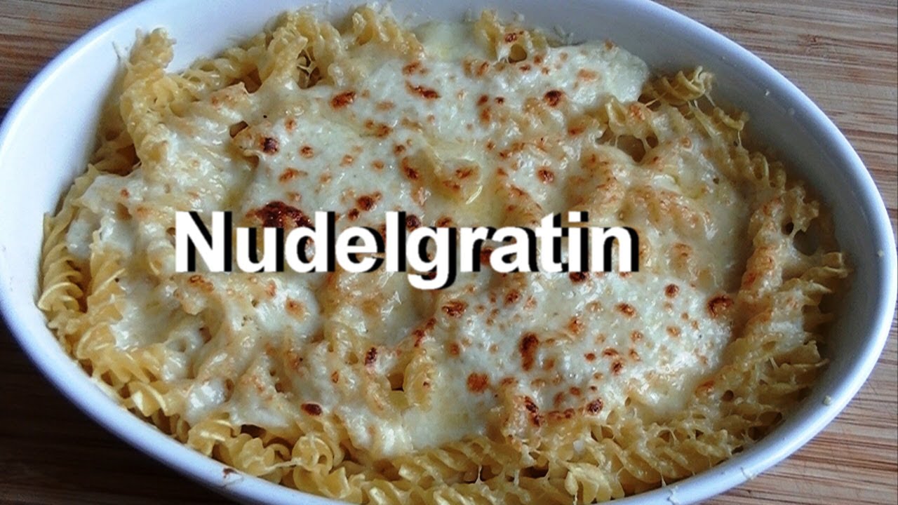 Nudelgratin_mit Nudeln, Bechamel und Käse wird ein knusprig, saftiges ...