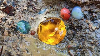 Yellow diamond! The huge diamond is surrounded by agate balls. A gift from the mountain torrent