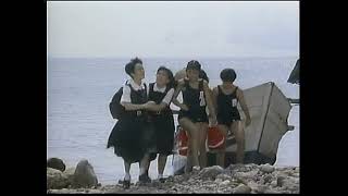 女子中学生?スクール水着で海水浴