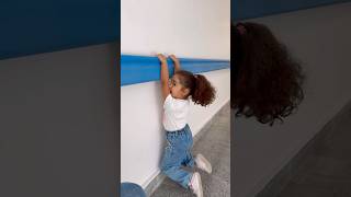 Kenardan Tutup Asılı Kalmış Duvarda