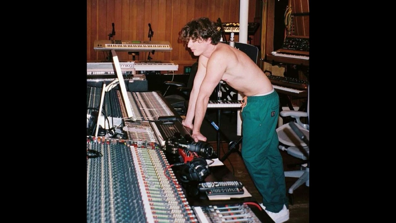 Charlie Puth If He Wasn´t Mid - Attention by Charlie Puth 80s Synthwave Remix