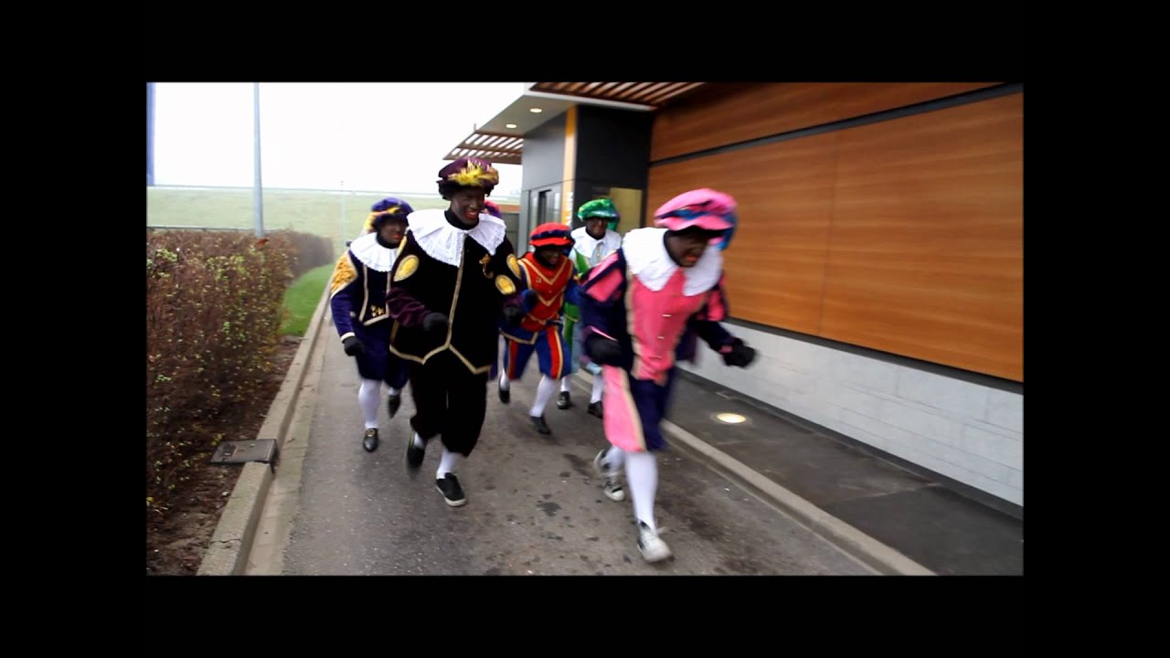 Pieten met trek eten bij de Mc