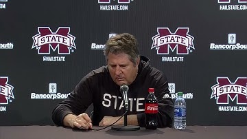 Mike Leach starts off presser by thumping bug off table
