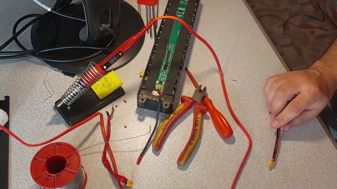 AOVO M1 PRO elektromos roller megszakadt akku vezeték szagszerű javítása. 2023-05-09