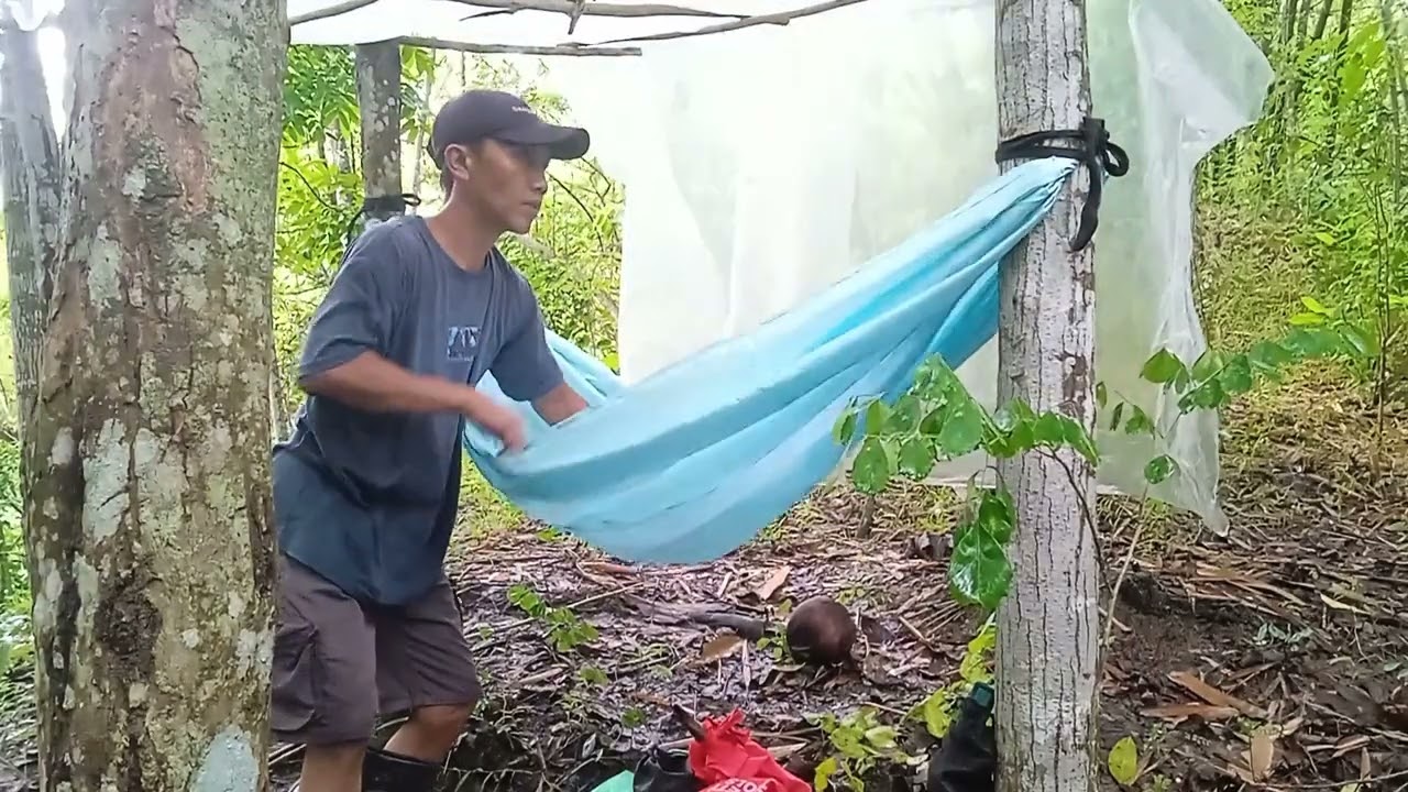 Solo Camping Di Tengah Hutan || Membuat tempat Bersantai semalaman Dengan ayunan dan atap plastik