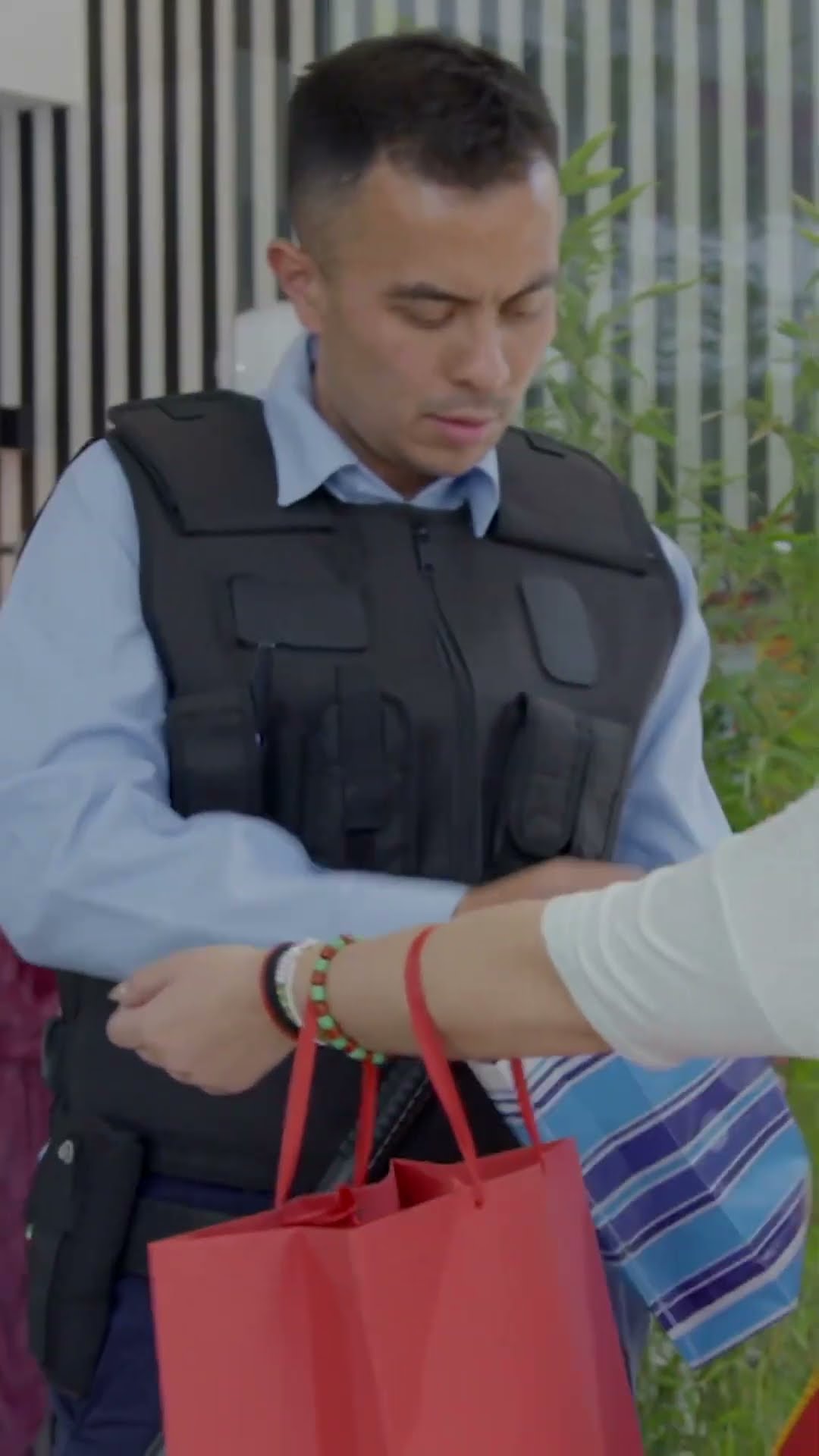 ? Se roba el vestido de una lujosa tienda #LaRosaDeGuadalupe