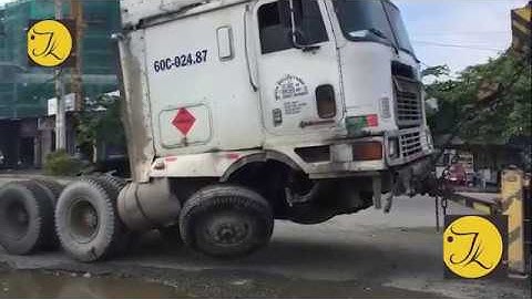 TPHCM, container tông hàng loạt dải phân cách, quốc lộ 1 kẹt cứng