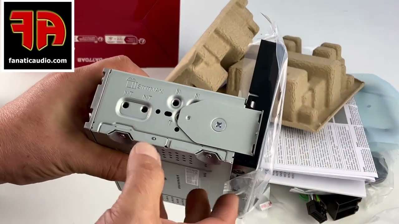 Pioneer SPH-DA77DAB unboksaus ja tutustuminen osiin mitä paketista löytyy.