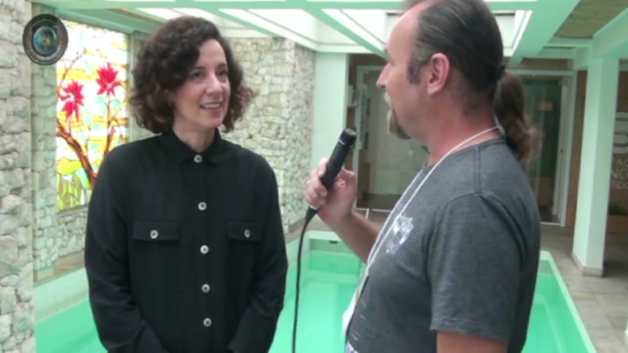 Câmera Mundi - Amanda Lyra com o espetáculo Quarto 19 no Festival de Teatro de Curitiba