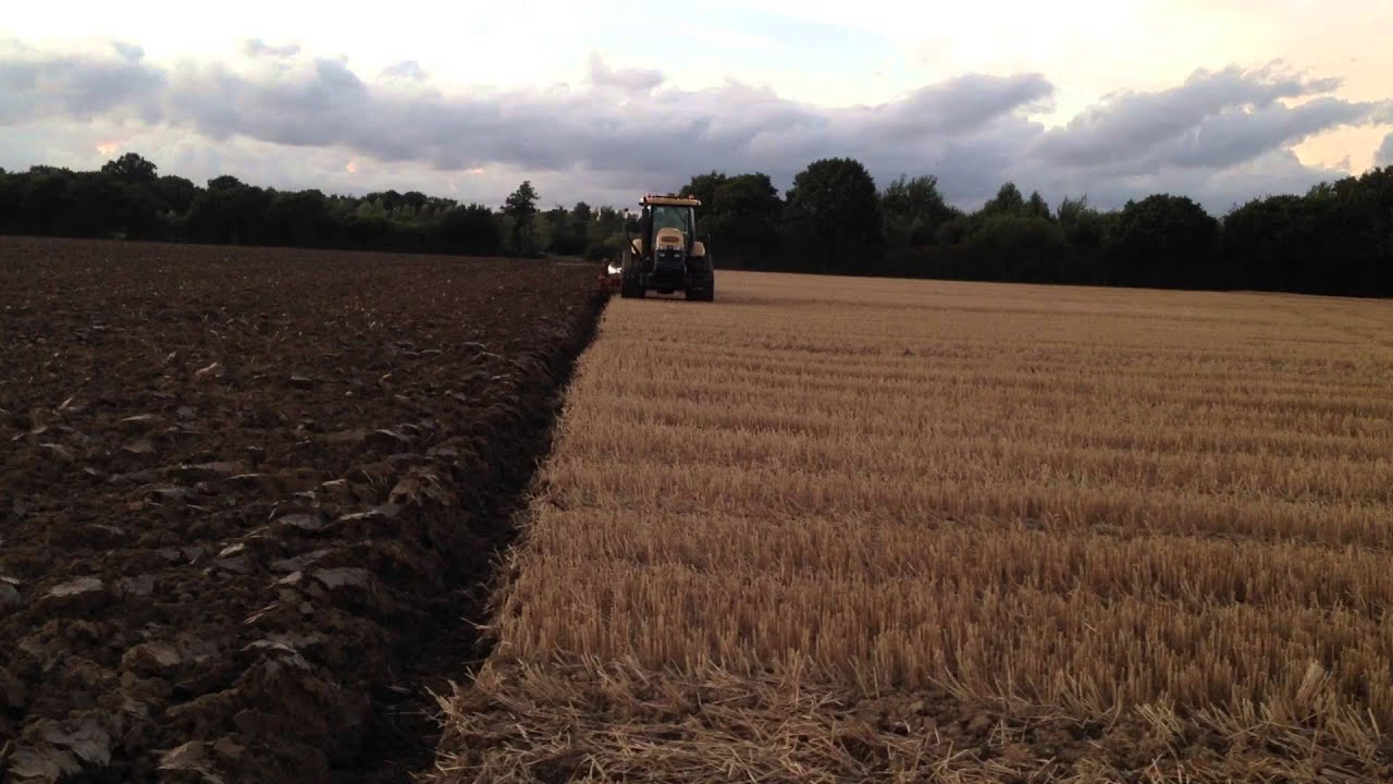 Cat challenger 765c ploughing with a 8 furrow semi mounted gregiore besson