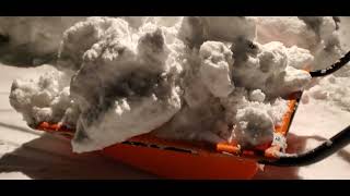 シニアライフ　ママさんダンプで除雪車が置いていった固い雪を片付け　 　 　