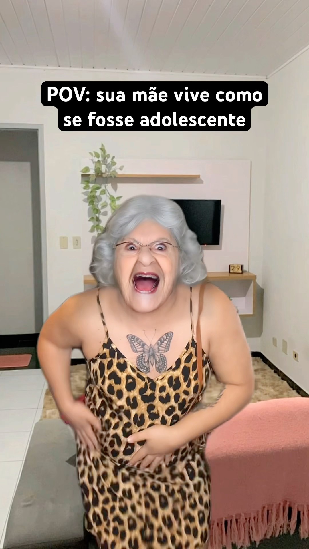 SUA MÃE VIVE COMO SE FOSSE ADOLESCENTE