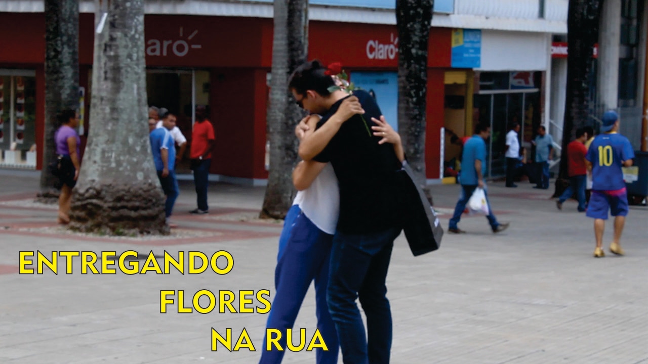 ENTREGANDO FLORES NA RUA YouTube