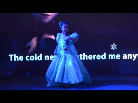 Helena Rosa canta música da Elsa