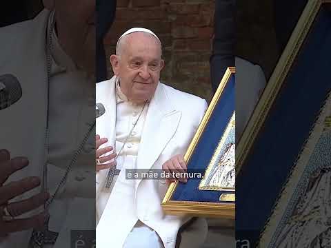 A ternura de Maria e do #papafrancisco com as detentas de #veneza #shorts