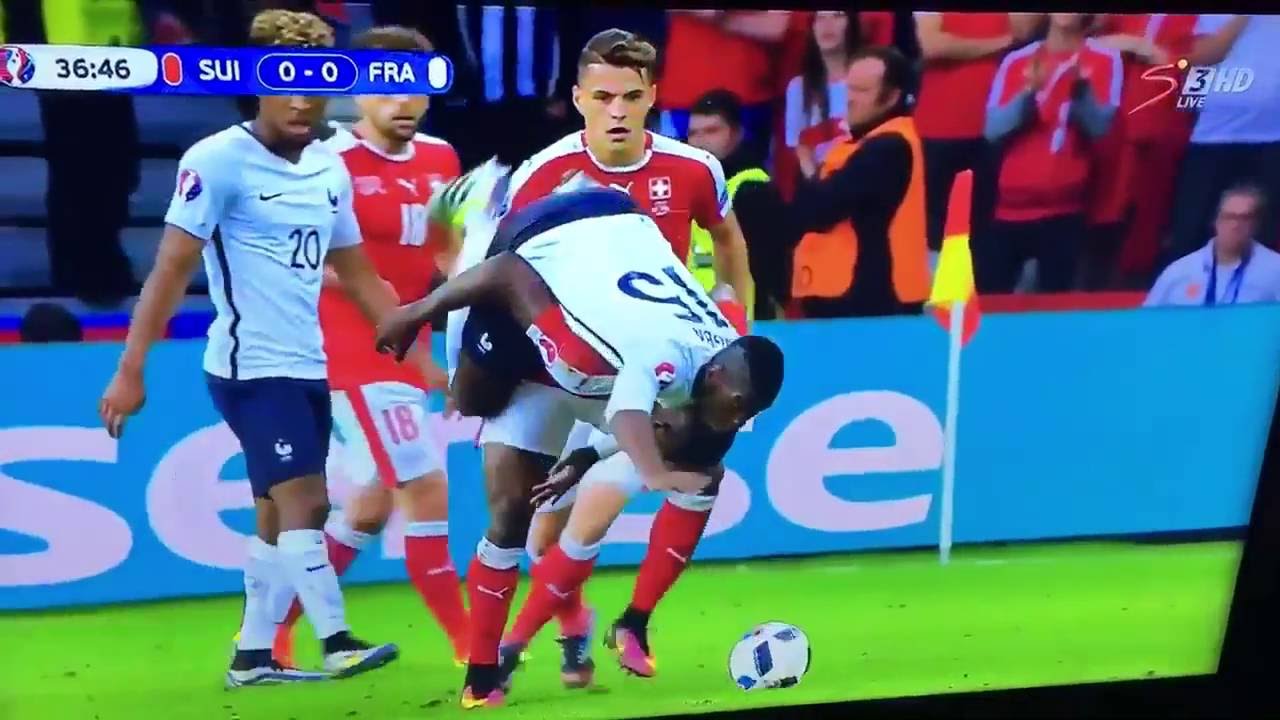 Paul Pogba fais saute mouton et déchire le maillot de ...