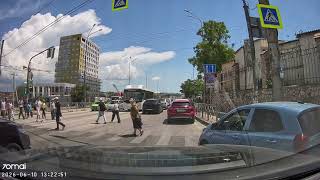 В Крыму водители Танка и Лэнд Ровера не поделили очередь на АЗС после перекрестка. Кто виноват в ДТП