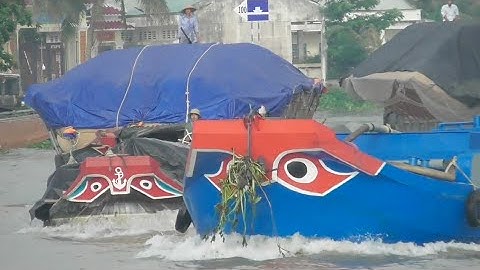 Ghe.sà lan vượt cống ngăn mặn hấp dẫn kịch tính