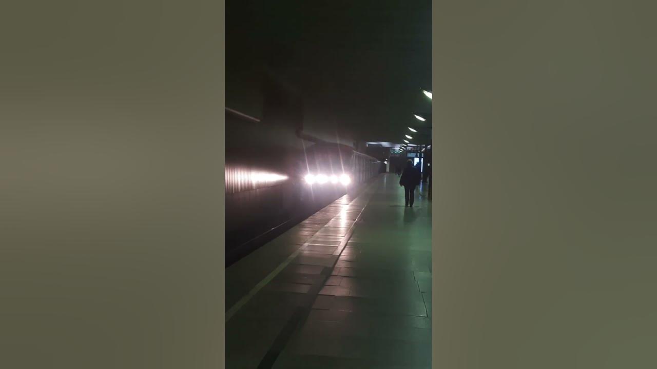 номерной прибывает на станцию "волжская" #метро #номерной #шортс #metro ...