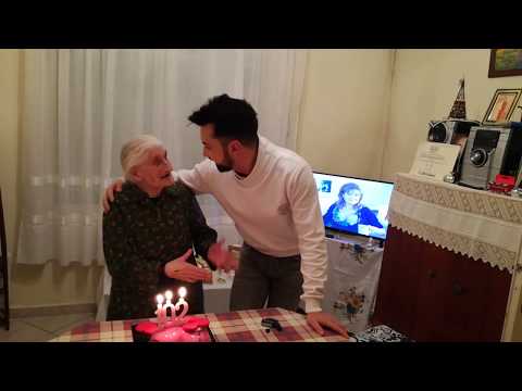 Κωνσταντίνος Μενούνος χορεύει με την 102 χρονών γιαγιά του Σοφία από την Αρκαδία στα γενέθλια της.