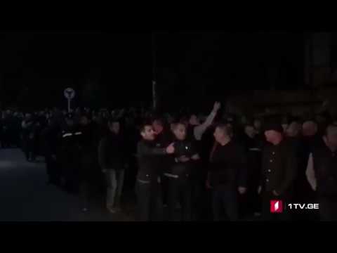 ოზურგეთის საოლქო საარჩევნო კომისიასთან კონსტანტინე შარაშენიძის მომხრეები აქციას მართავენ