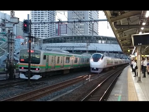 夕方の田町駅前を通過していく上野東京ライン常磐線下り特急ひたち