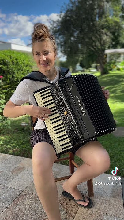 Bia Socek tocando modão na sanfona #shorts