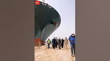 لحظه جنوح سفينه قناه السويس عن مسارها بالقمر الصناعي 