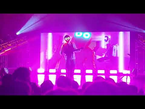 BoyWithUke Performs 'She