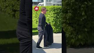 Die Bayern-Bosse machen sich auf einen entspannten Heimweg nach dem Kracher gestern😎