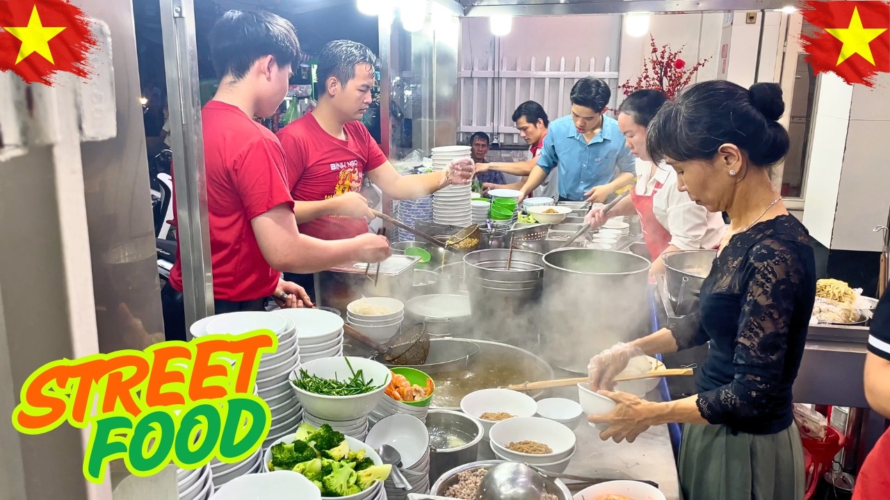 A must-try! Customers line up in long queues to enjoy this delicious and popular dish in Saigon