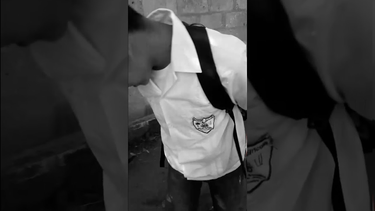 Adolescente huele zapato por 5 lempiras (VÍDEO OFICIAL)