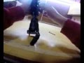 Montar linterna en visor del rifle para esperas de caza.