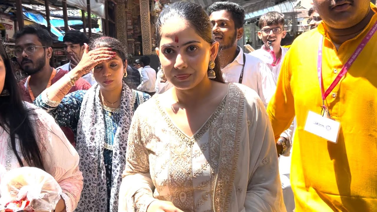 Jaya Kishori ji looks beautiful Reached Lalbaug To Seek Blessings #bollywood #spotted