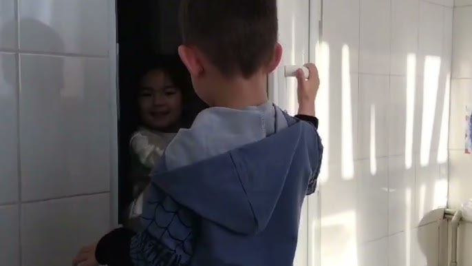 Жігіт жұлқынып, өтіп бара жатқан қыздарға сипалады.