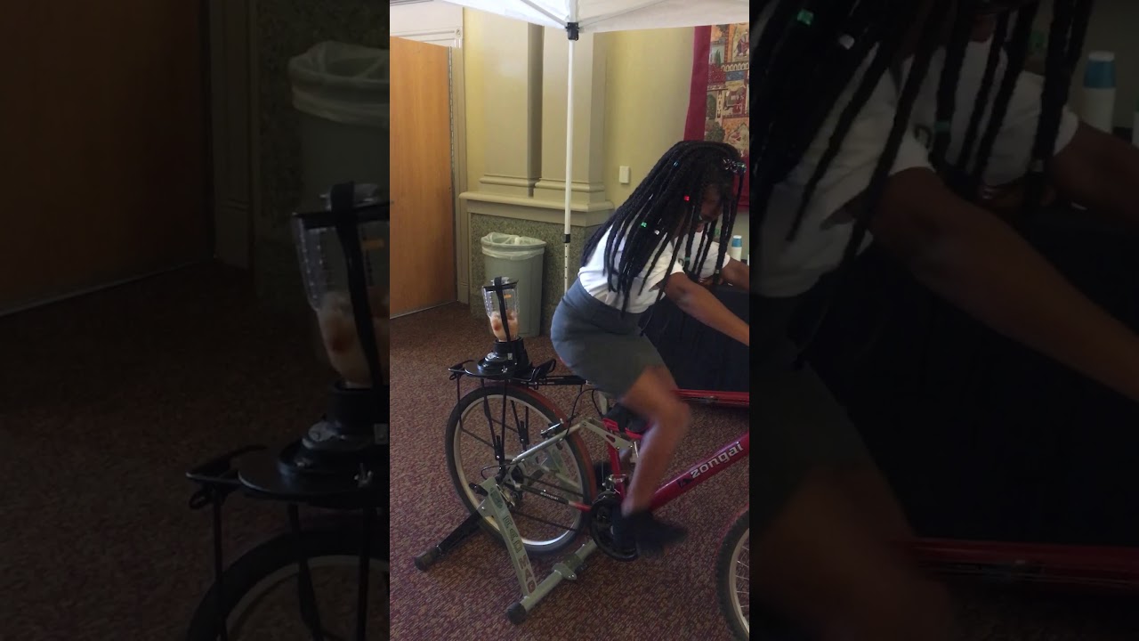 Stock Up Kids make smoothies