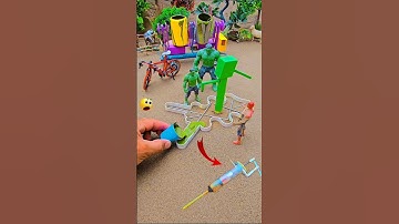 Mini handpomp waterwetenschappelijk project met groene wormvormige betonmixer en doe-het-zelf tra...