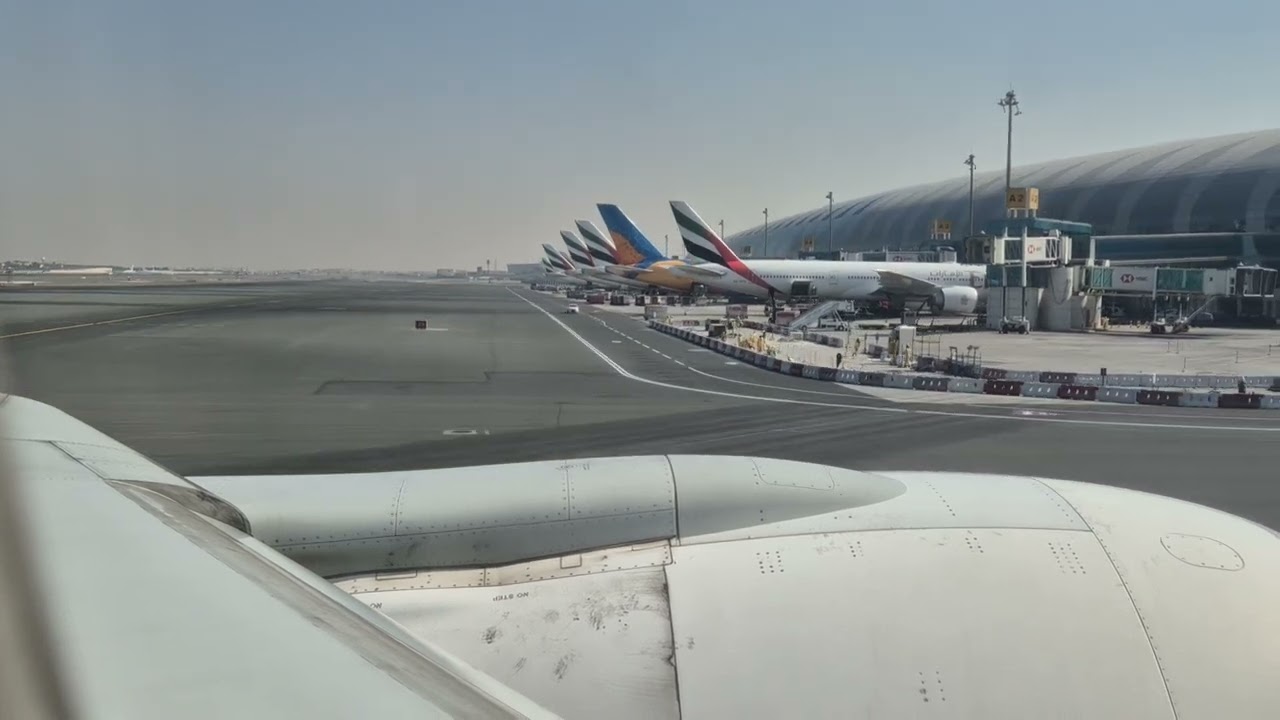 Dubai Landing Emirates 777-300ER Jan-25 2pm