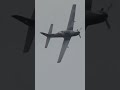 El Embraer EMB-312 Tucano con marchas militares de fondo