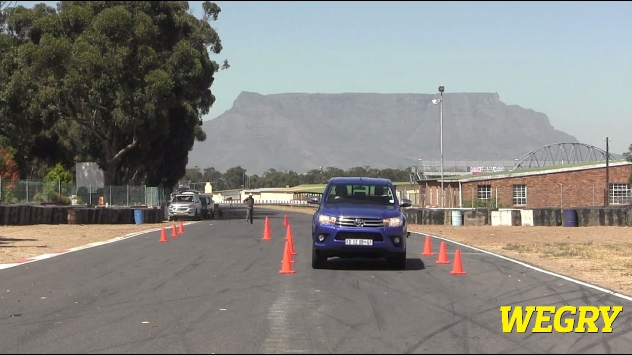 WegRy doen die "moose test" met die 2016 Toyota Hilux